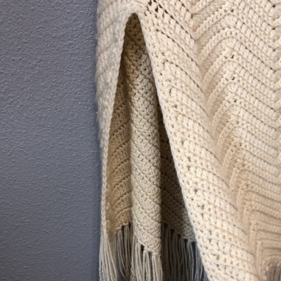Vintage 60s 70s poncho shawl Fringe Button Poncho Cape hand knit grandma hippie - Picture 4 of 8
